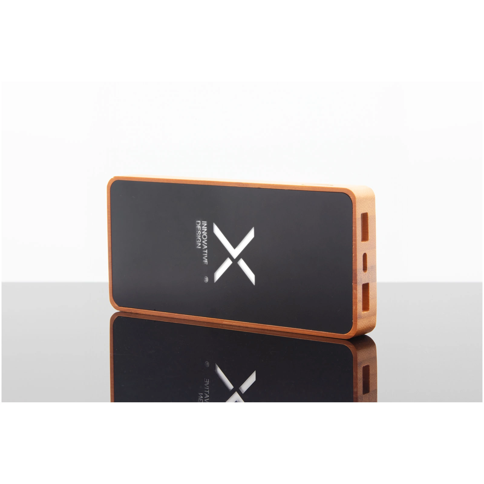 Immagine Power bank magnetico da 10.000 mAh e 15 W in legno SCX.design P48