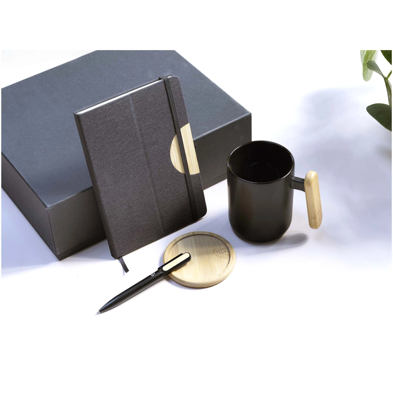 Immagine Set regalo con blocco note formato A5 con copertina rigida e penna a sfera Laura (inchiostro nero)