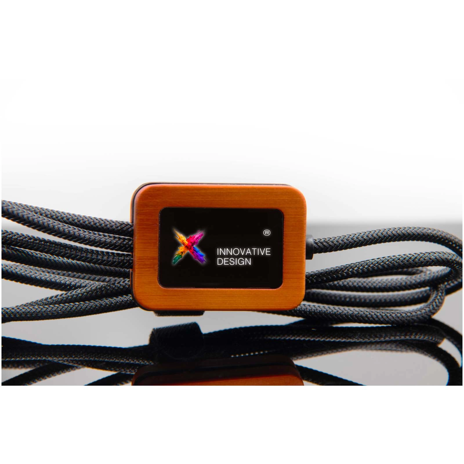 Immagine Cavo di ricarica 5 in 1 in rPET riciclato con logo luminoso e custodia quadrata in legno SCX.design C38