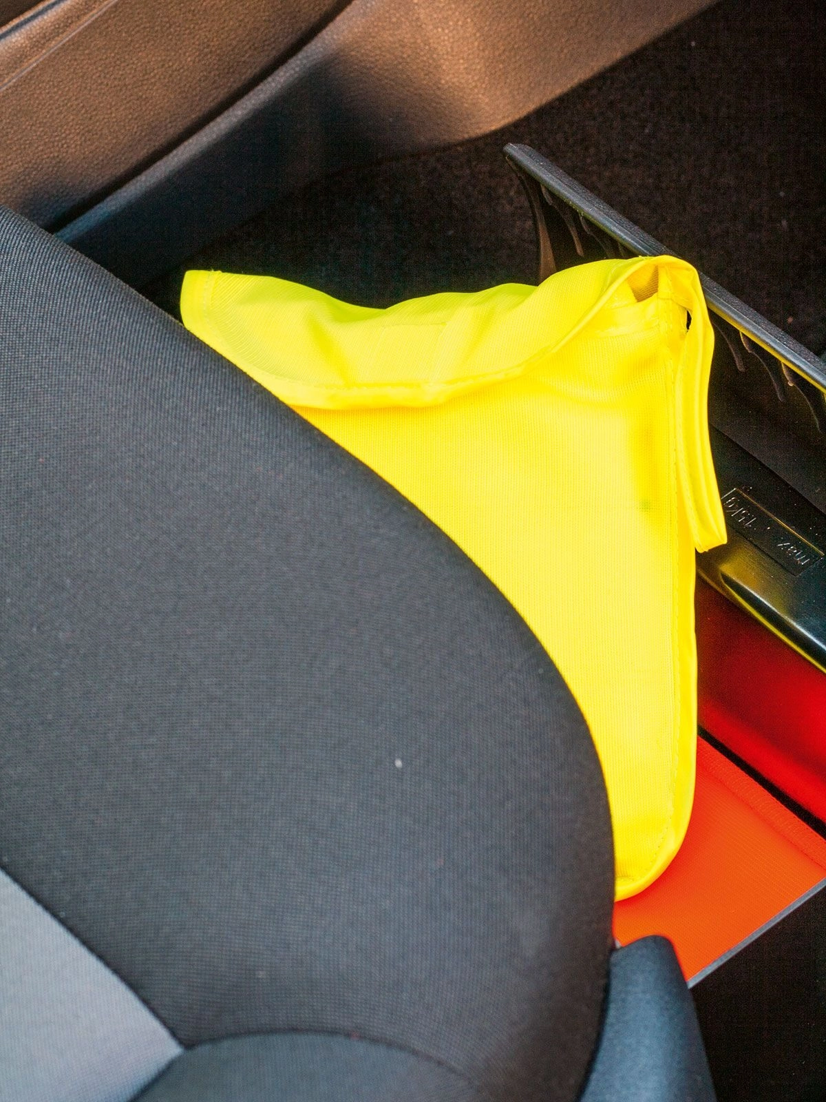 Immagine Gilet di sicurezza basic in pratica sacca custodia, sacca dotata di chiusura con velcro