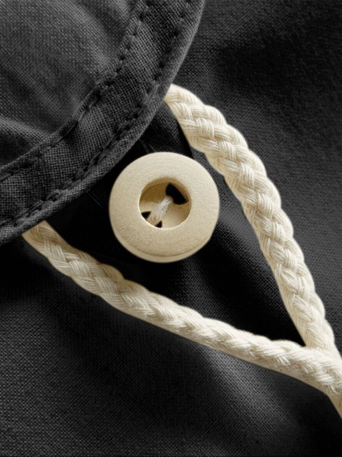 Immagine Zainetto con chiusura principale con cordoncino in tinta e bottone in legno.