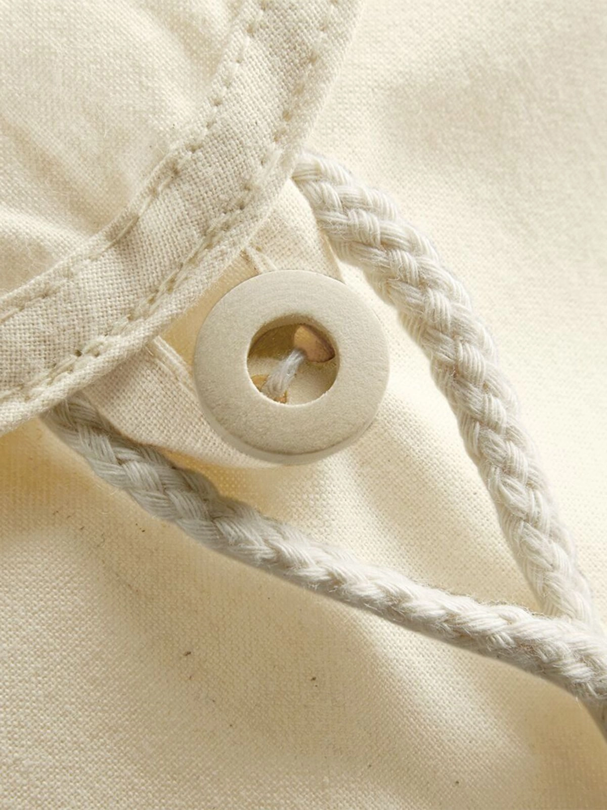 Immagine Zainetto con chiusura principale con cordoncino in tinta e bottone in legno.