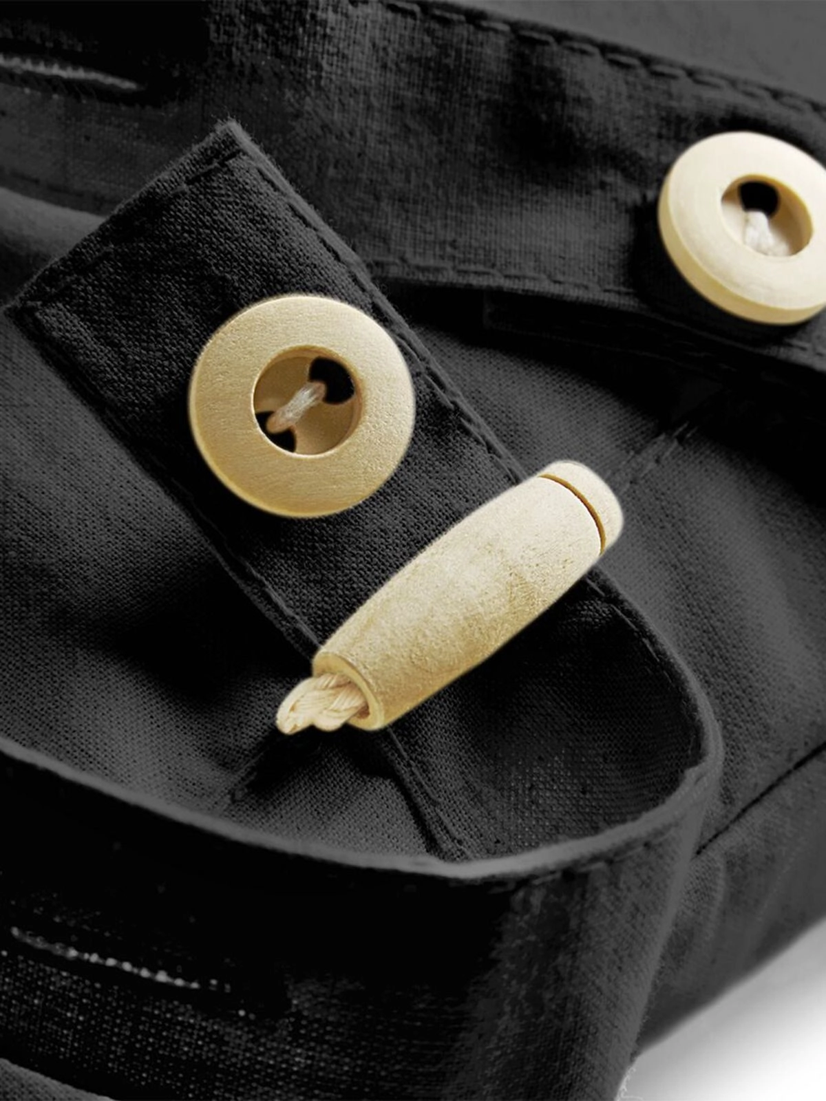 Immagine Zainetto con chiusura principale con cordoncino in tinta e bottone in legno.