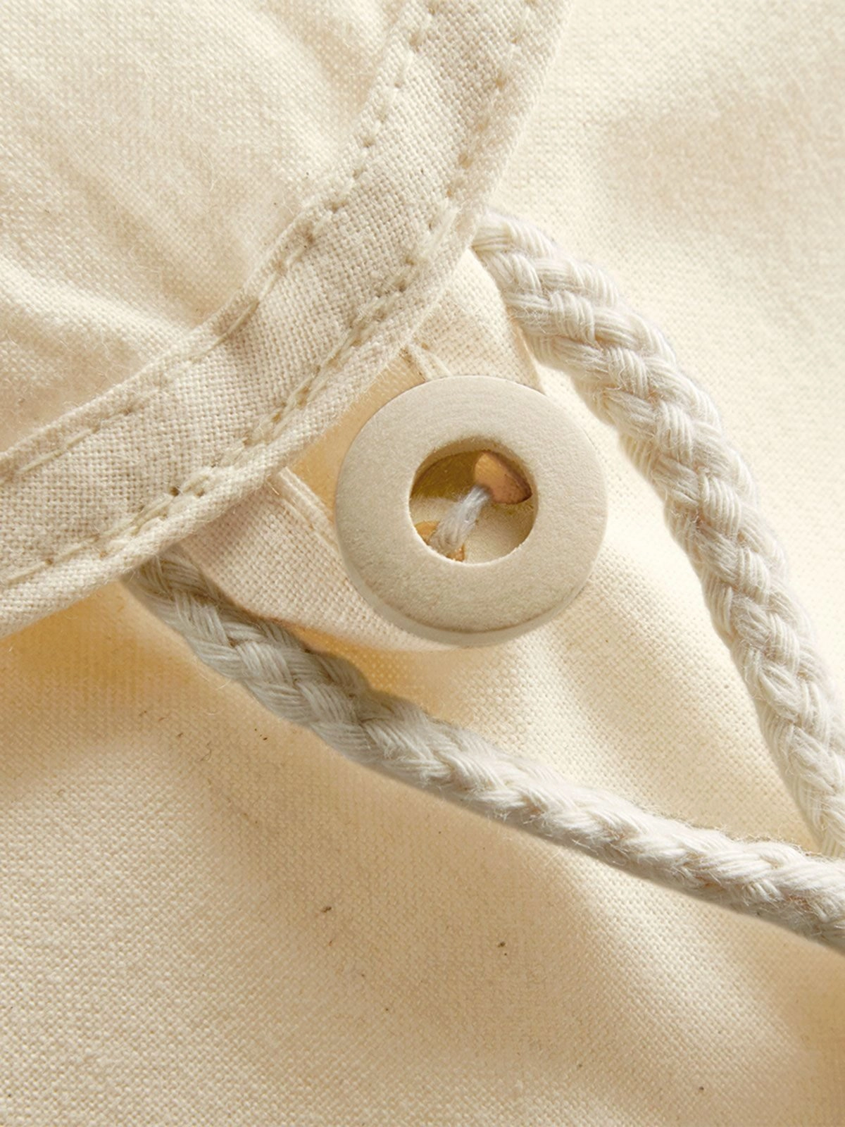 Immagine Zainetto con chiusura principale con cordoncino in tinta e bottone in legno.