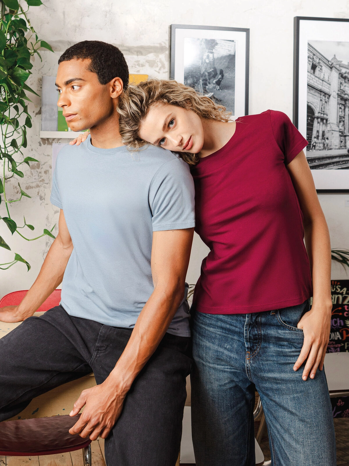 Immagine T-shirt manica corta, tessuto ring-spun single jersey, collo basso con cucitura a doppio ago