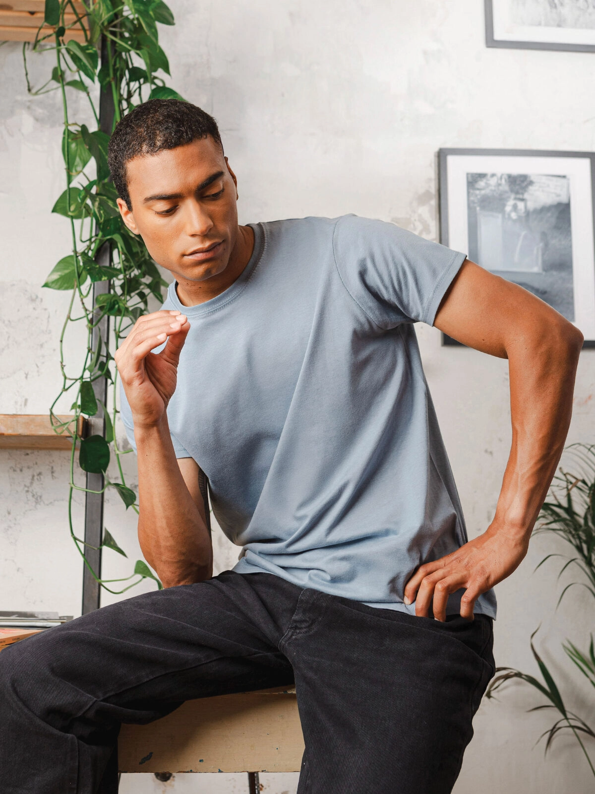 Immagine T-shirt manica corta, tessuto ring-spun single jersey, collo basso con cucitura a doppio ago