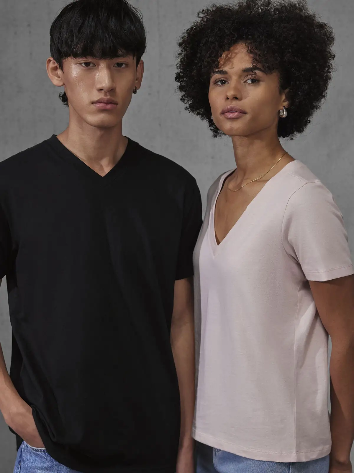 Immagine T-shirt con scollo a V in tessuto single jersey pre-ristretto e filato ad anelli - #E150 V