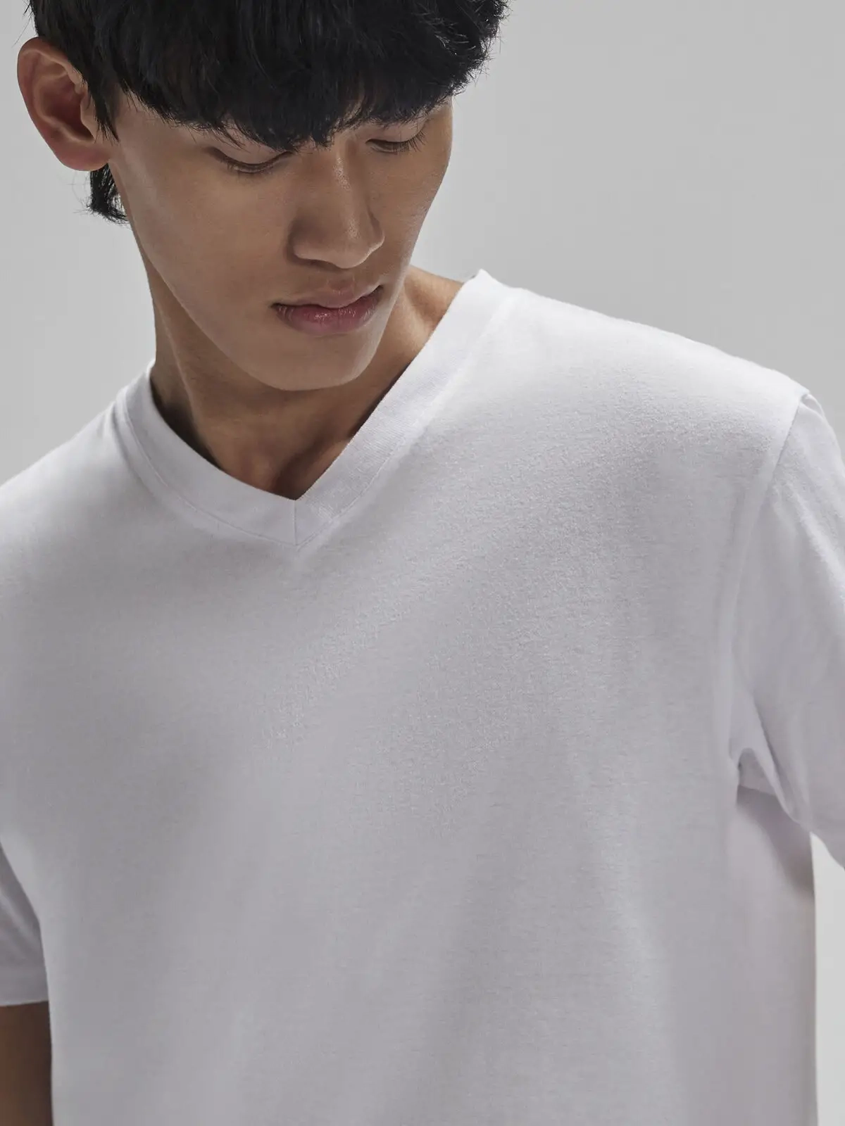 Immagine T-shirt con scollo a V in tessuto single jersey pre-ristretto e filato ad anelli - #E150 V