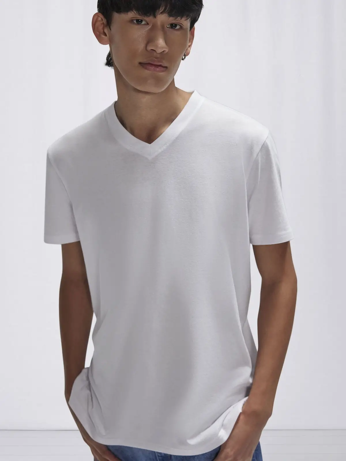 Immagine T-shirt con scollo a V in tessuto single jersey pre-ristretto e filato ad anelli - #E150 V