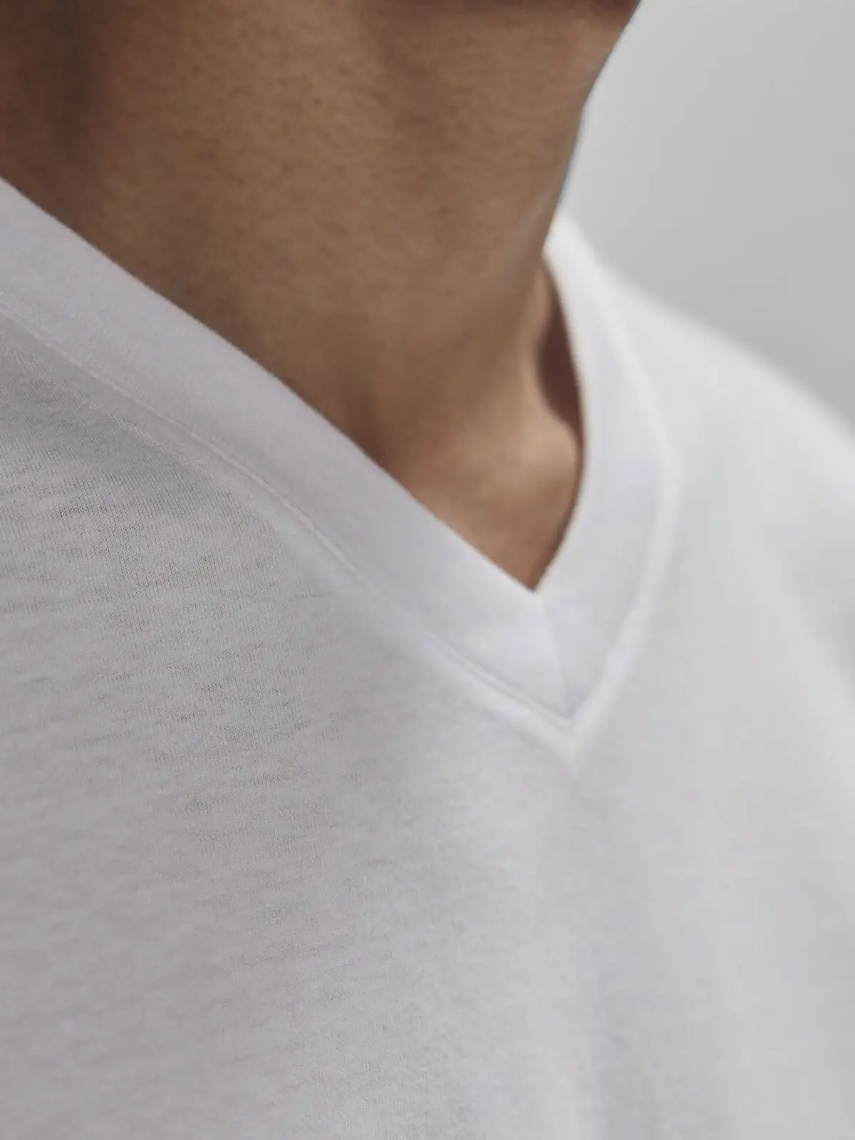 Immagine T-shirt con scollo a V in tessuto single jersey pre-ristretto e filato ad anelli - #E150 V