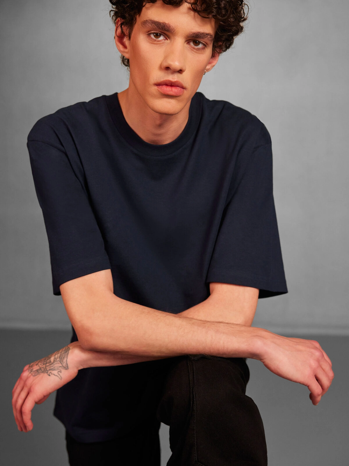 Immagine T.shirt gender-neutral, girocollo, oversize con spalla scesa e cuciture laterali - #E220 Oversized