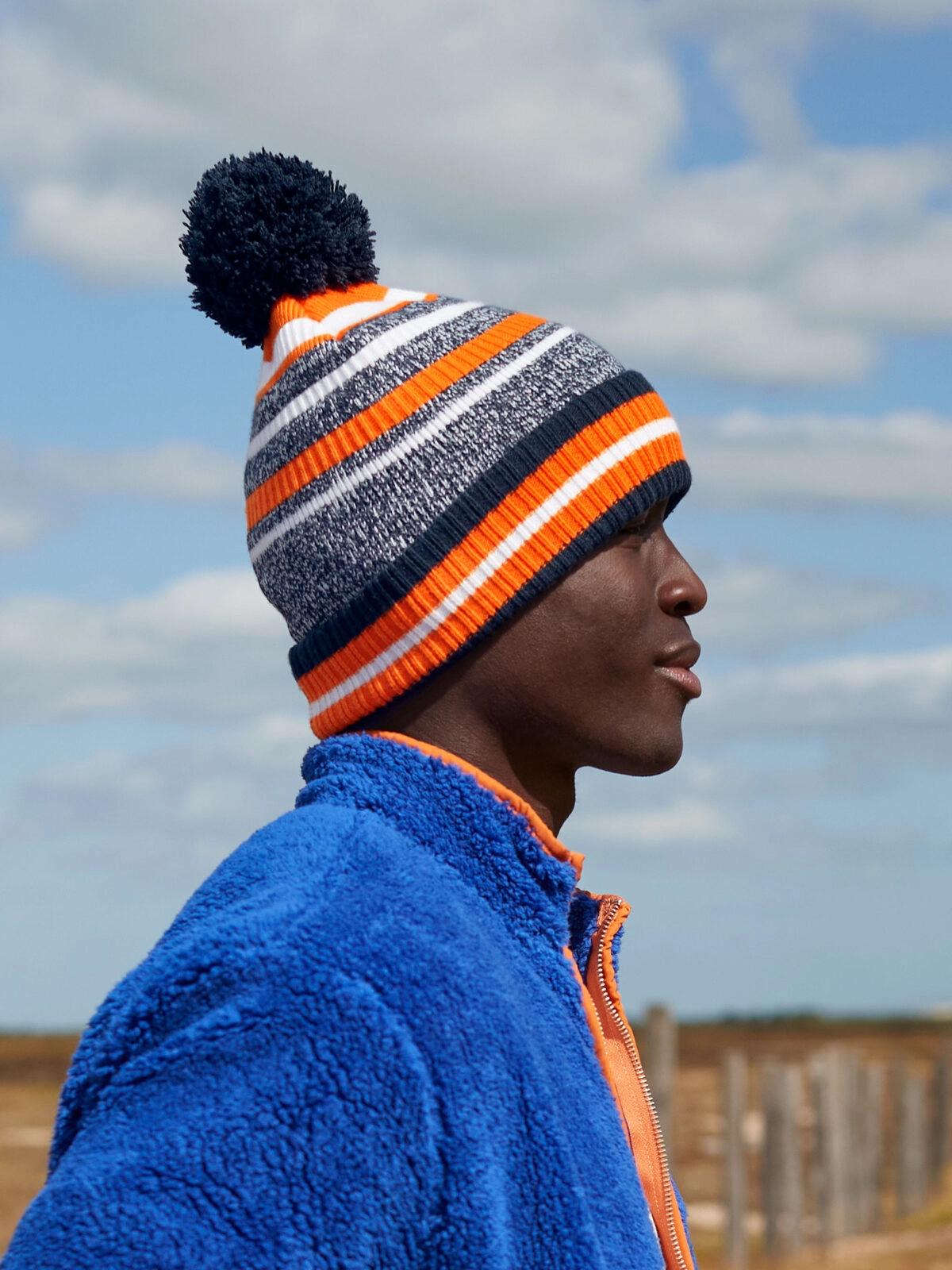 Immagine Berretto a righe multi -colore, maglia a doppio strato, con pom-pom a tinta unita - Multi-Sport Fan Beanie