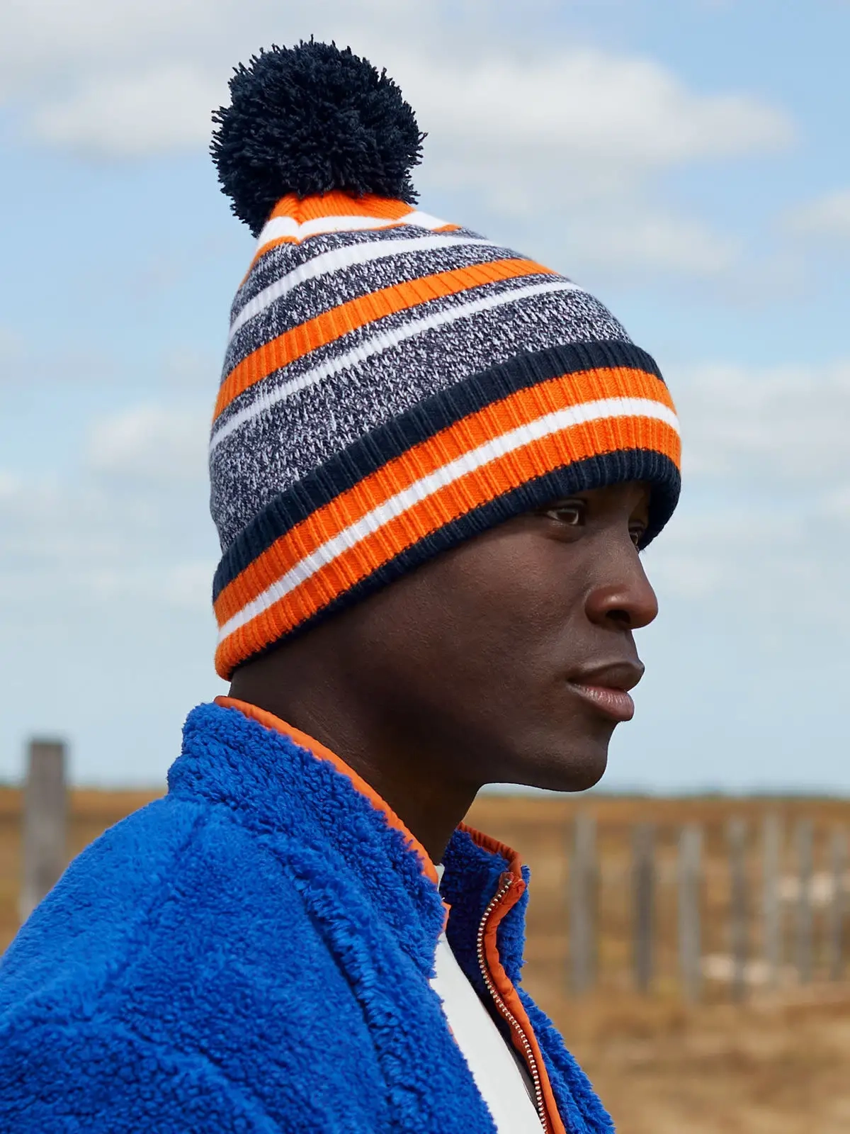Immagine Berretto a righe multi -colore, maglia a doppio strato, con pom-pom a tinta unita - Multi-Sport Fan Beanie