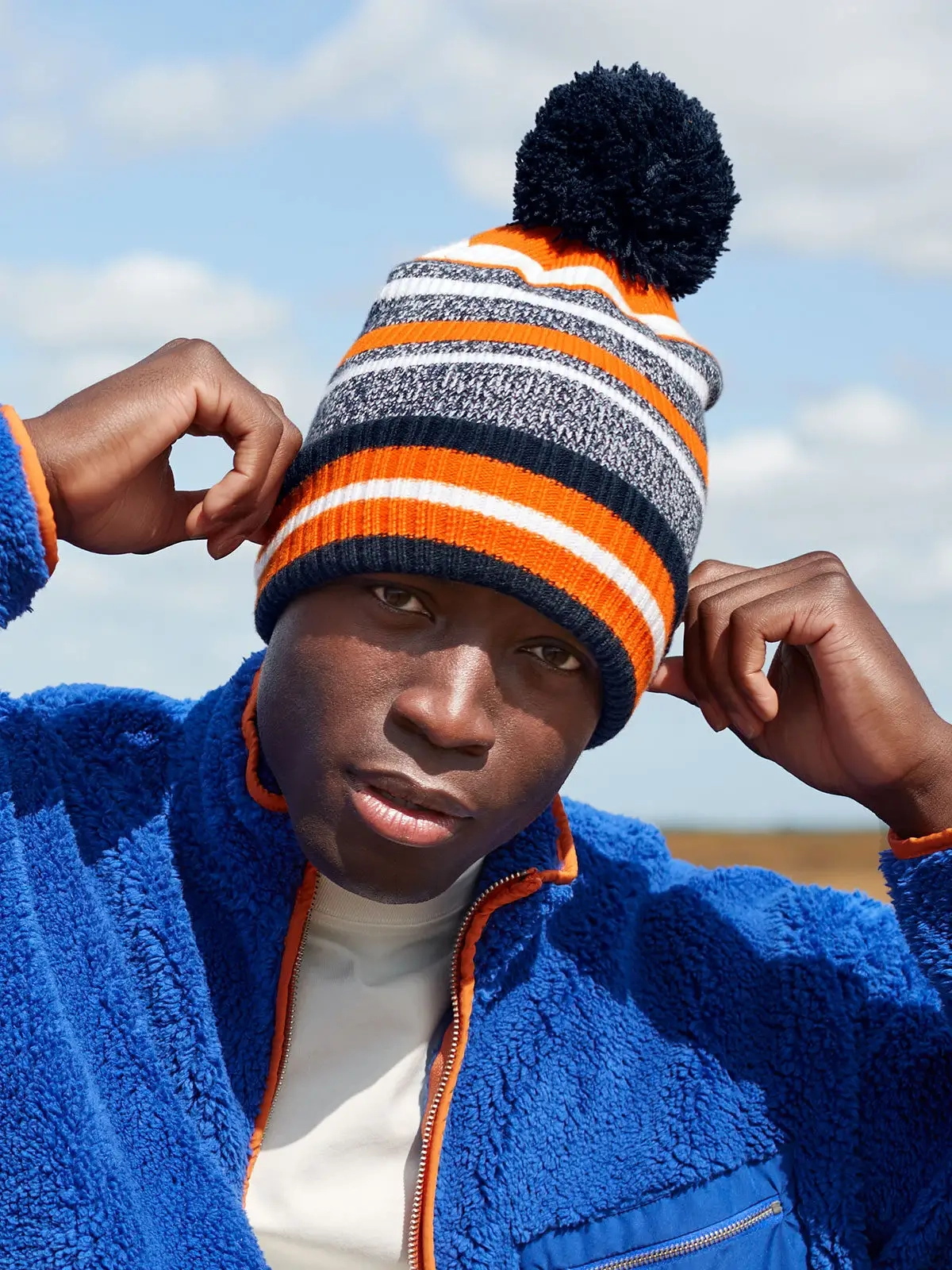 Immagine Berretto a righe multi -colore, maglia a doppio strato, con pom-pom a tinta unita - Multi-Sport Fan Beanie