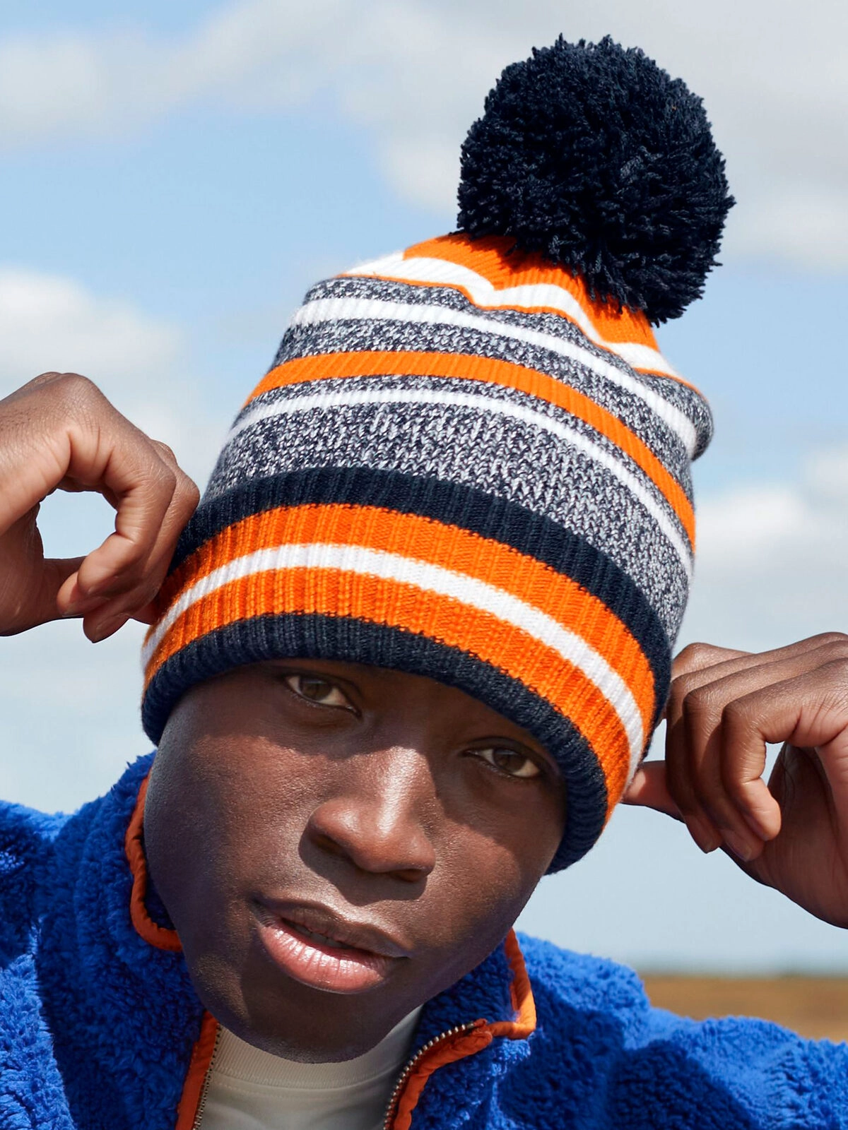Immagine Berretto a righe multi -colore, maglia a doppio strato, con pom-pom a tinta unita - Multi-Sport Fan Beanie