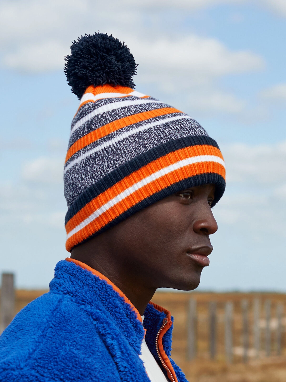 Immagine Berretto a righe multi -colore, maglia a doppio strato, con pom-pom a tinta unita - Multi-Sport Fan Beanie