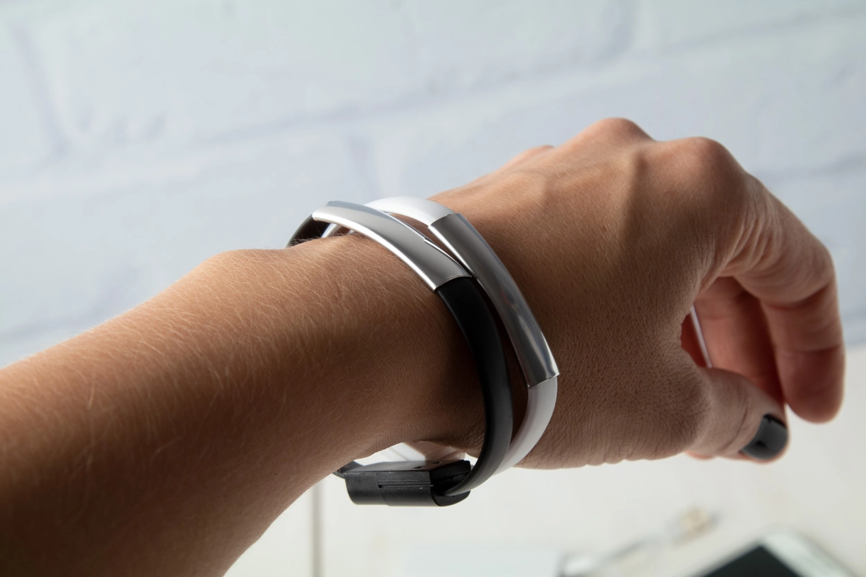 Immagine Beth bracciale con caricabatteria USB