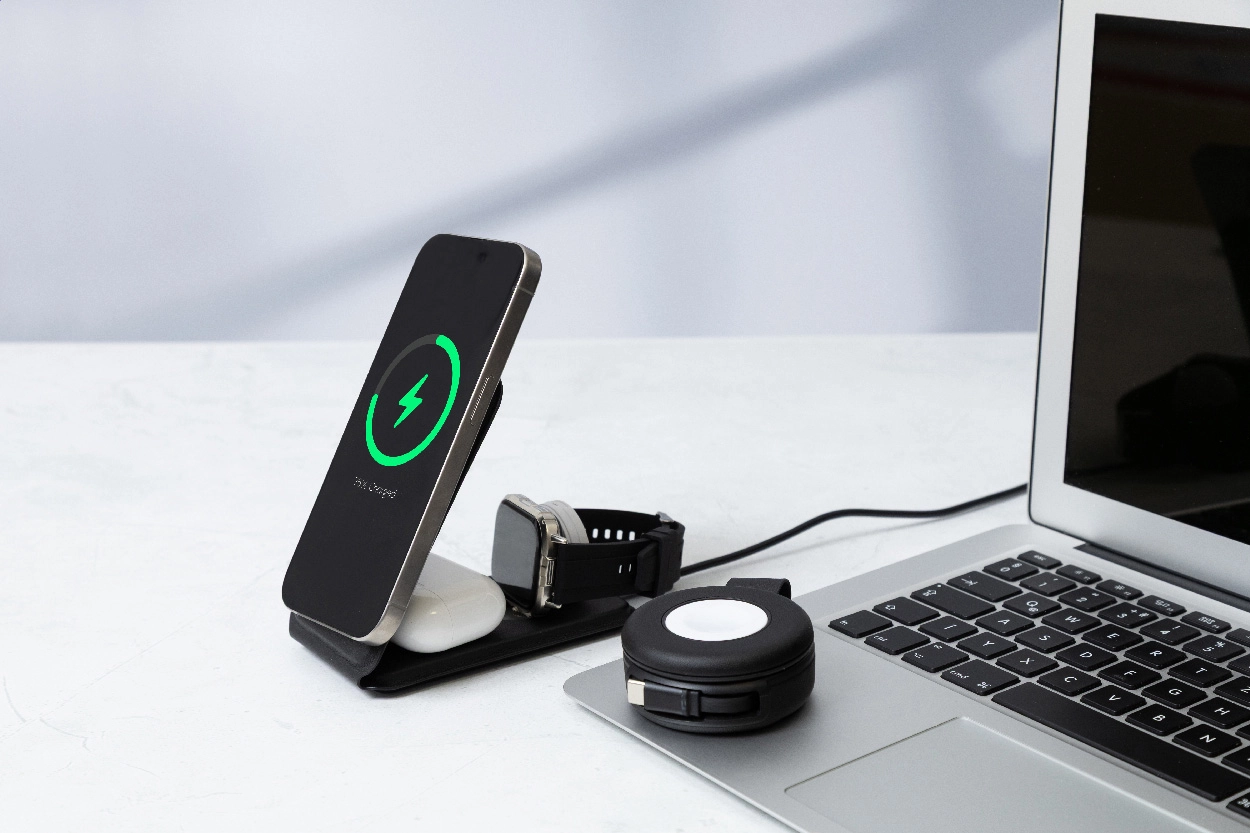 Immagine LuxCharge Stand Caricatore wireless in RPU con supporto per cellulare