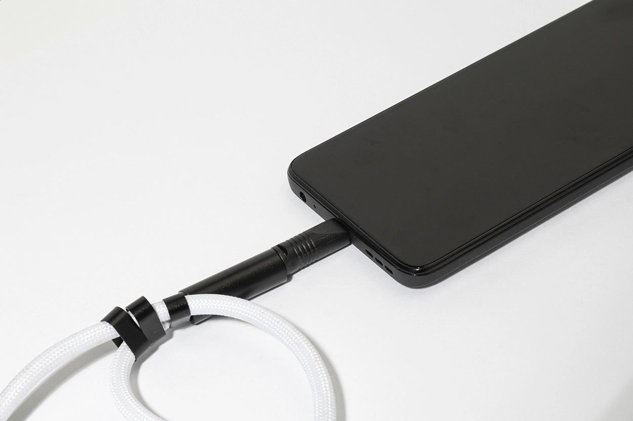 Immagine CuffCharge Cavo da 60 W con braccialetto portacellulare in RPET