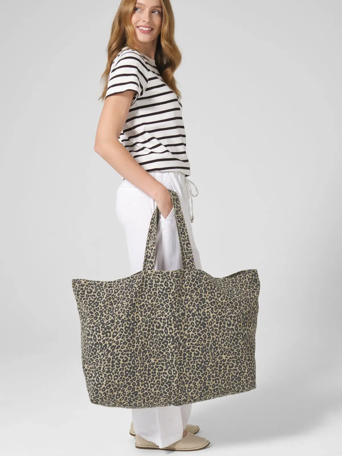 Immagine Borsa tote oversize in tela con stampa leopardata
