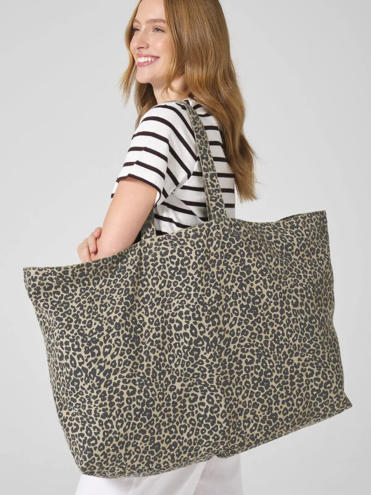 Immagine Borsa tote oversize in tela con stampa leopardata