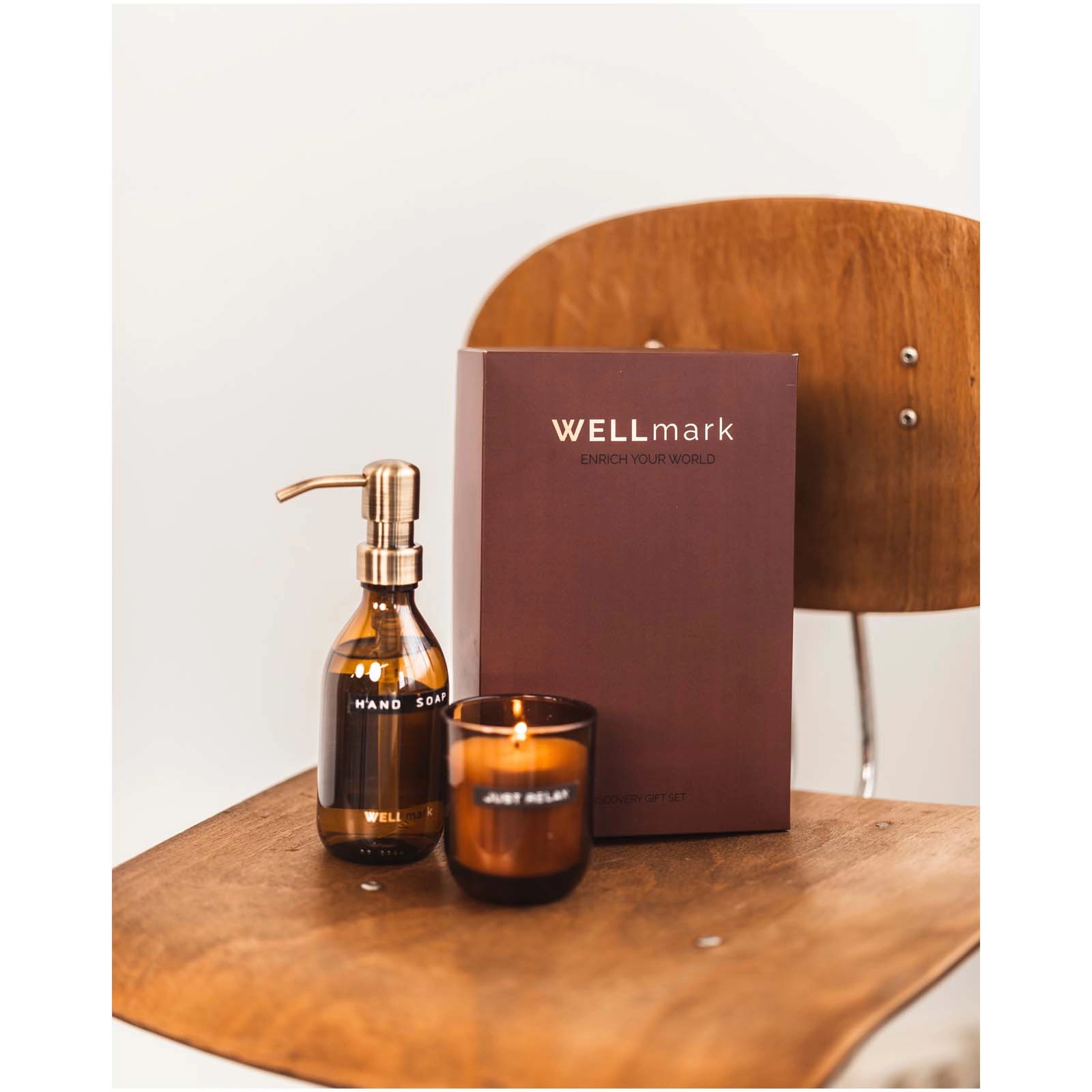 Immagine Set di dispenser di sapone per le mani da 250 ml e candela profumata da 150 g Wellmark Discovery