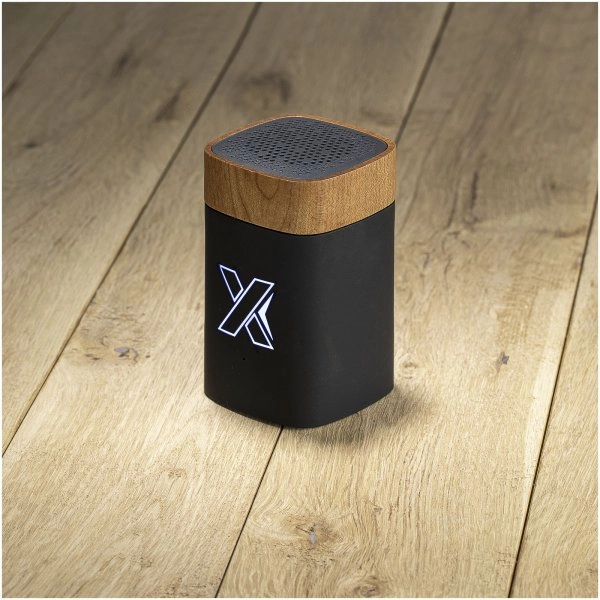 Immagine Speaker luminoso intelligente SCX.design S31 realizzato in legno
