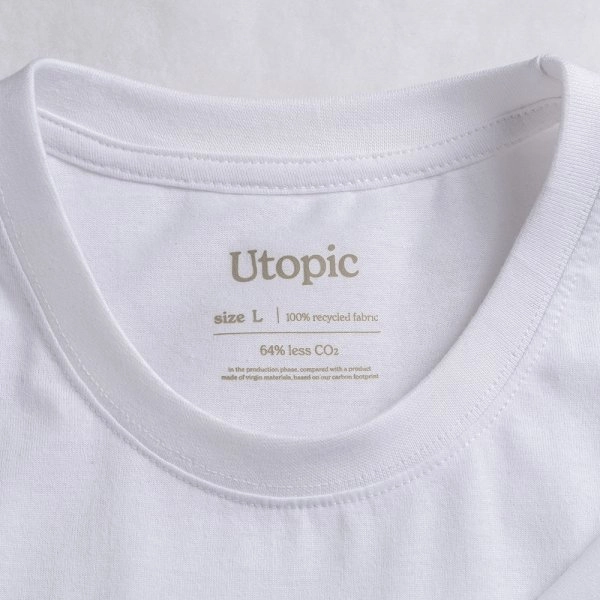 Immagine T-shirt unisex bianca in cotone e poliestere rigenerati da 145 g/m2