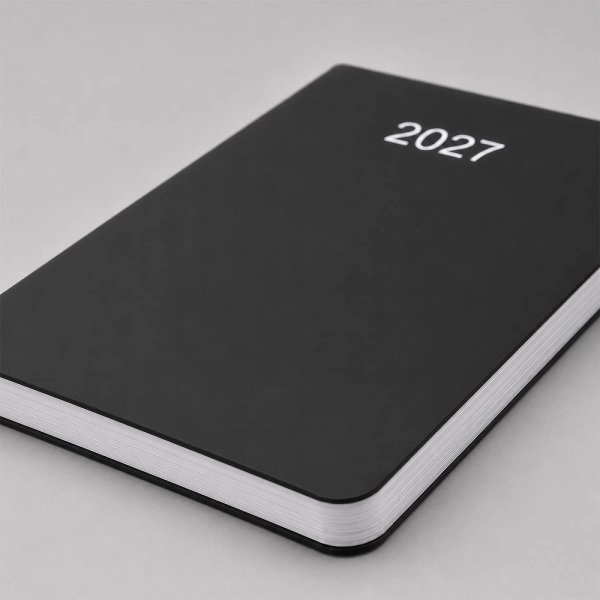 Immagine Agenda giornaliera 2027. Copertina flessibile in soft PU e bordo pagine colorato